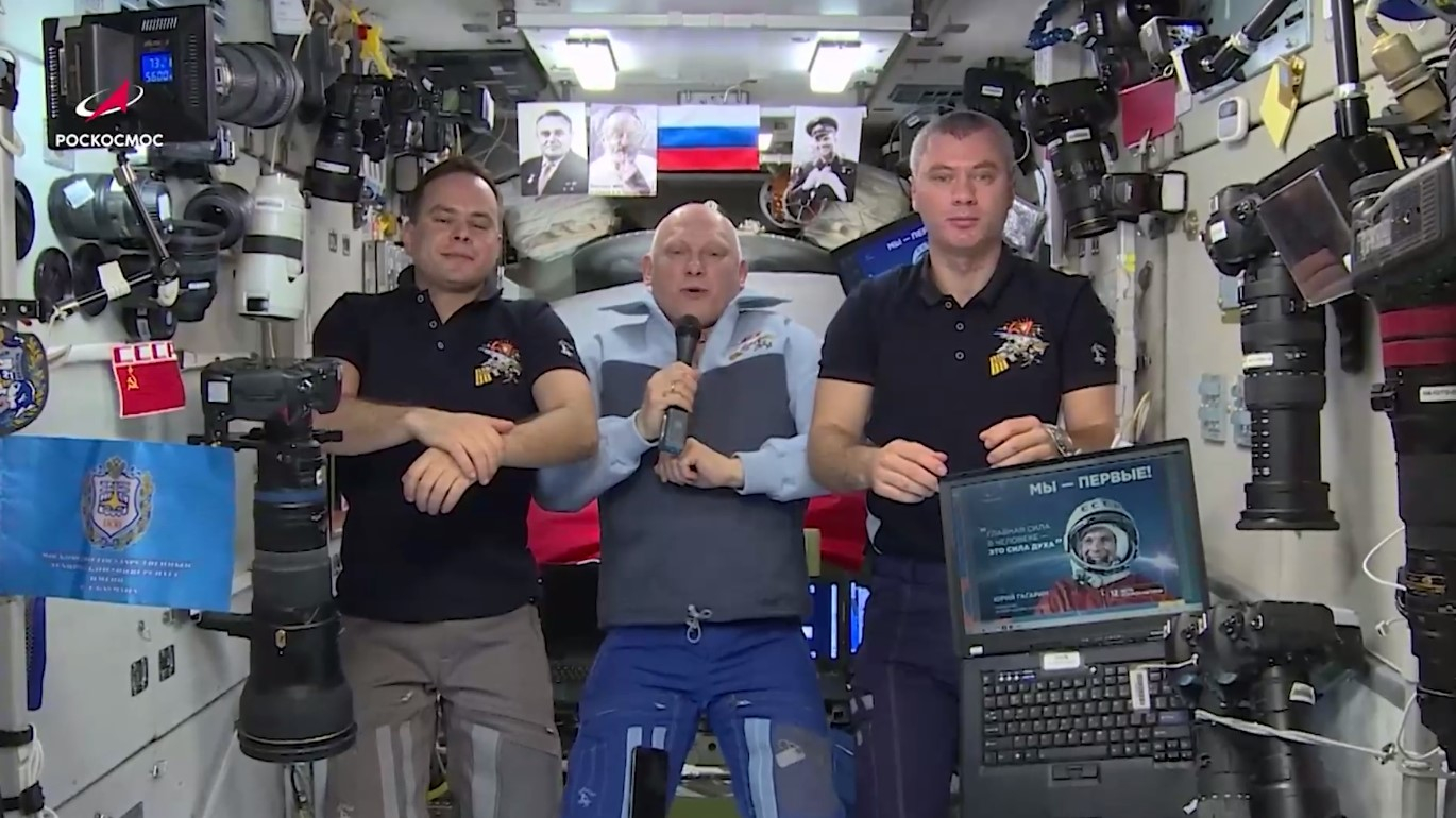 «Мы первые, благодаря Юрию Гагарину!»: космонавты «Роскосмоса» поздравили россиян с Днем космонавтики