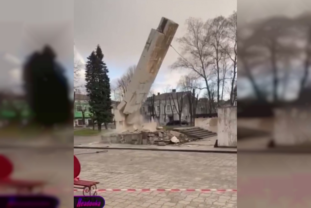 В городе Стрый в Львовской области снесли памятник Советскому воину-освободителю