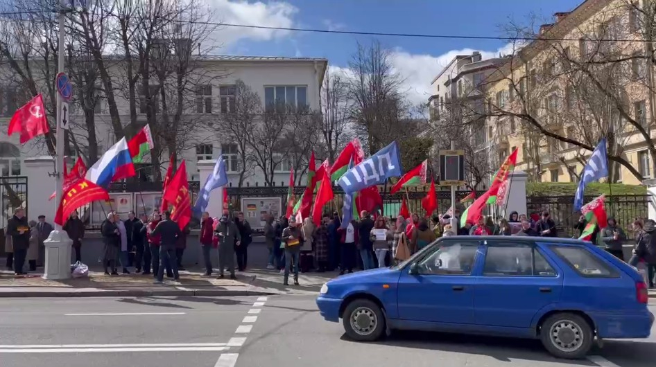 Жители Беларуси устроили акцию протеста у посольства ФРГ в Минске