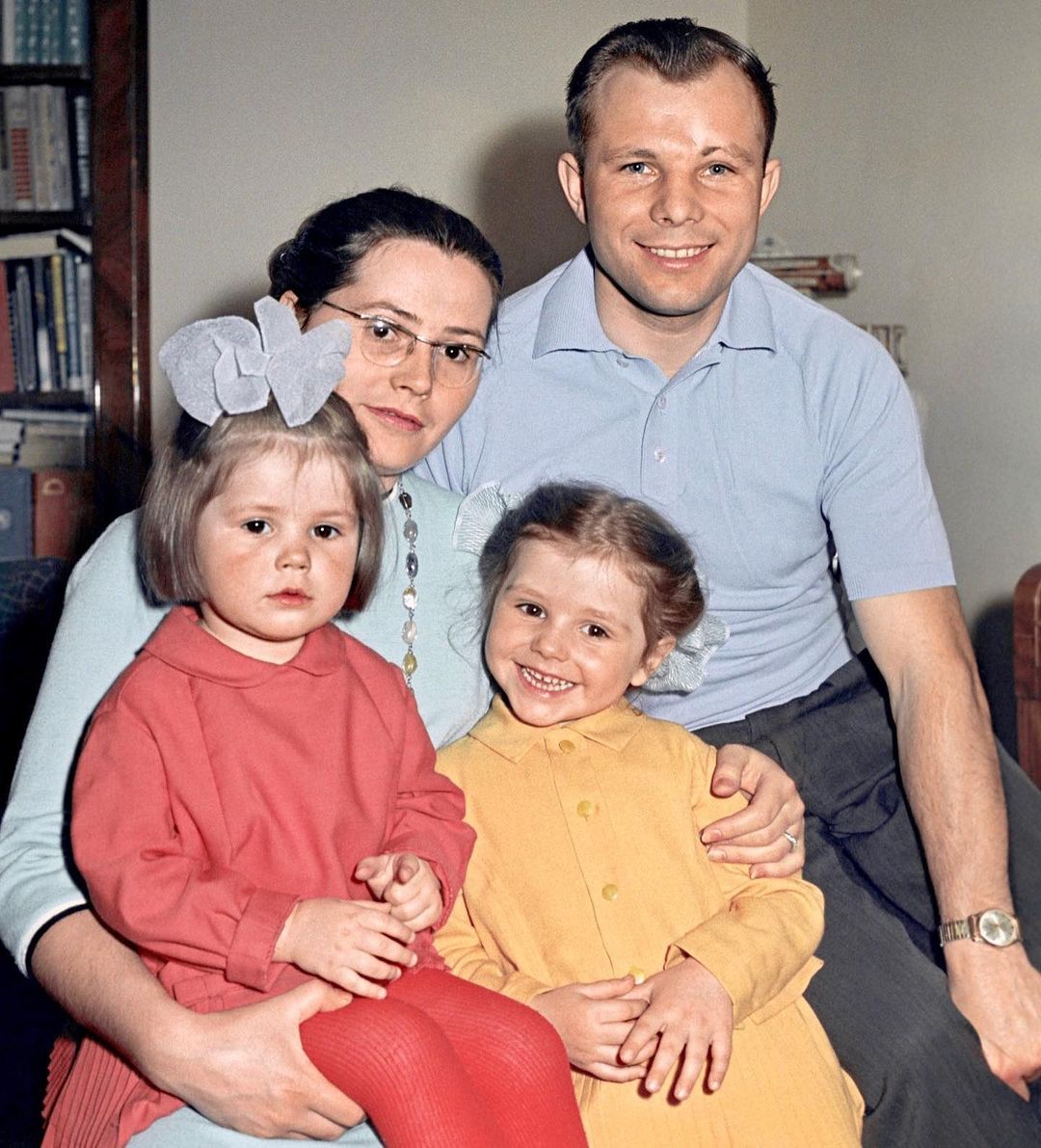 Редкое фото Юрия Гагарина, где он сидит вместе с семьей