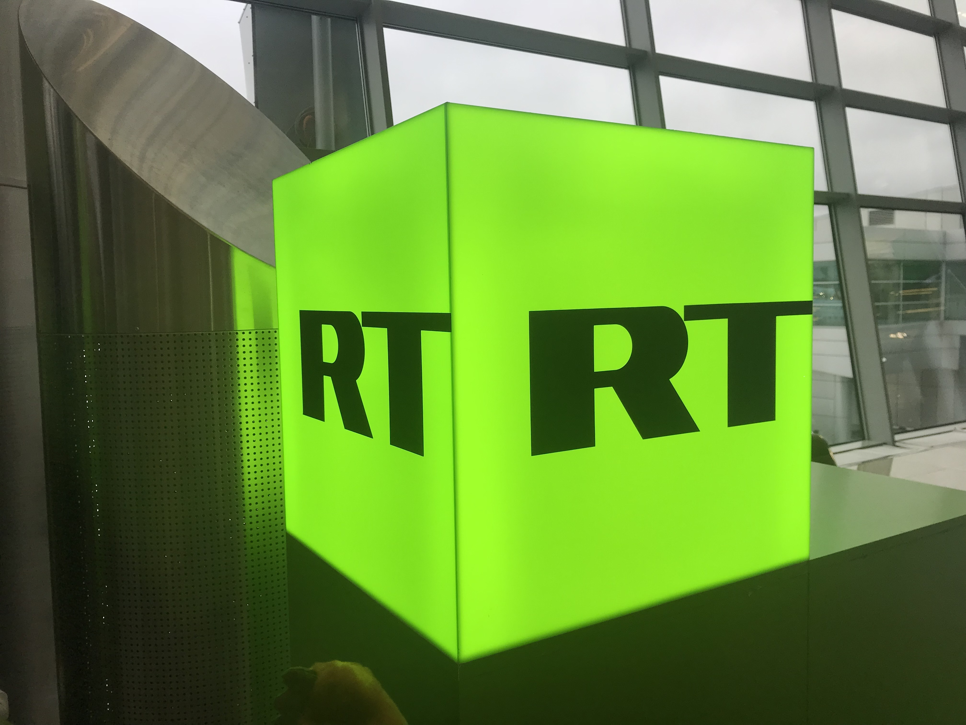 В Крыму отпустили оператора RT, задержанного за флаг нацбата