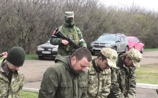 Сдавшиеся военнослужащие Украины преклонили колени в память о погибших на Донбассе