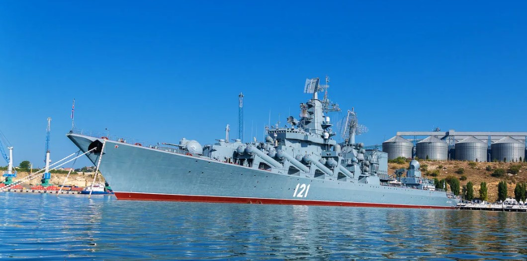 При буксировке крейсера «Москва» корабль потерял устойчивость и затонул