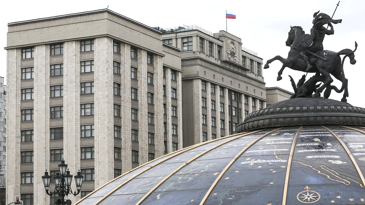 Госдума отменила безвизовый въезд для обладателей дипломатических паспортов