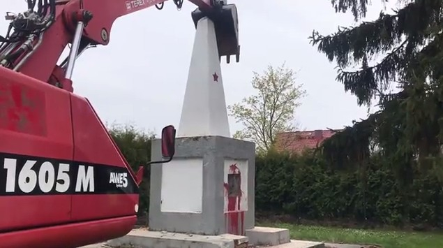 В Польше продолжают бороться с советскими памятниками