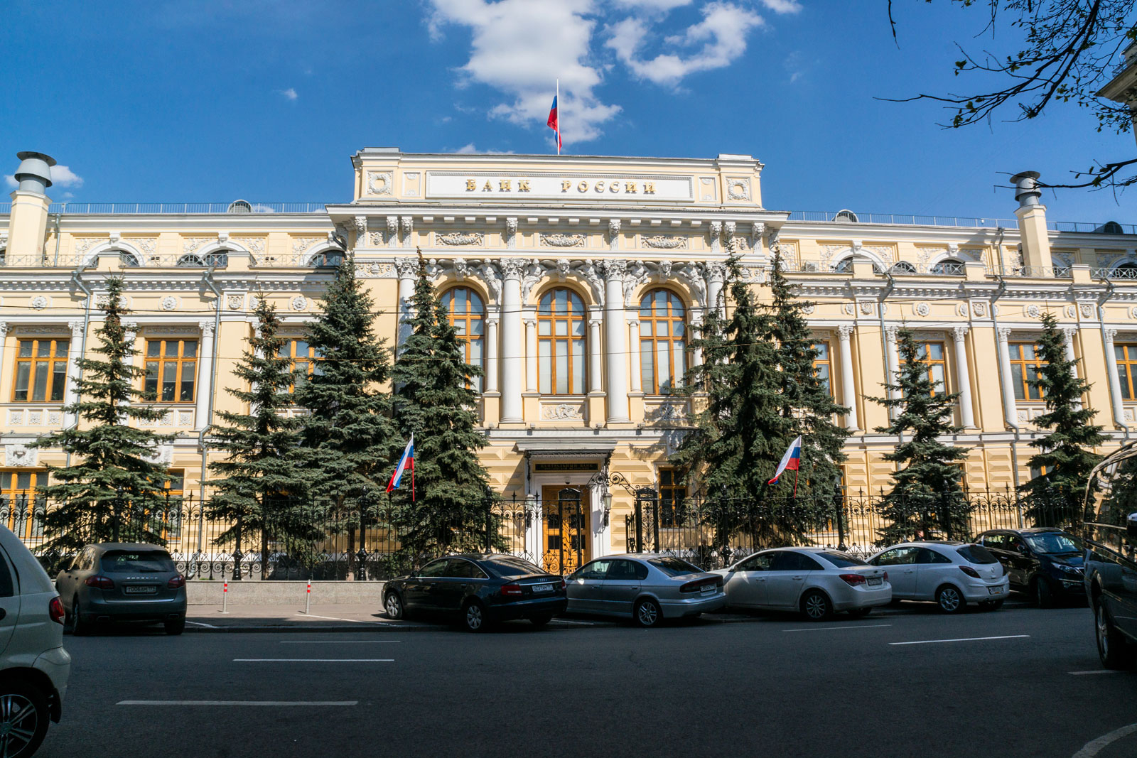 ЦБ рассмотрит возможность снижения ключевой ставки на ближайших заседаниях