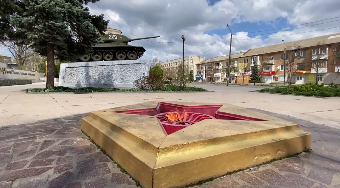Вечный огонь зажжен перед «Книгой памяти» в городе Токмак