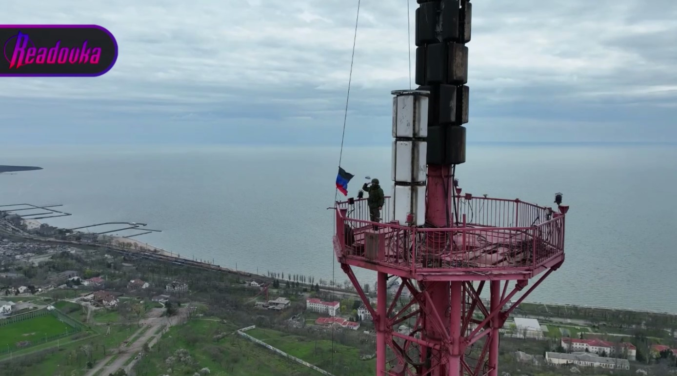 Над Мариуполем подняли флаг Донецкой Народной Республики