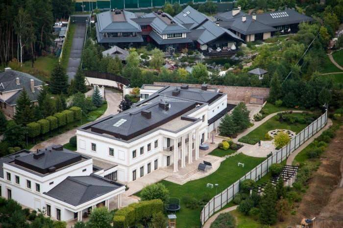 В Барвихе загорелся дом, принадлежащий семье губернатора Подмосковья Андрея Воробьева
