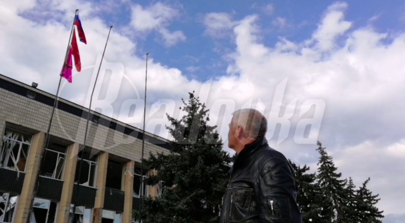 В Изюме перед зданием городской администрации подняли флаг России