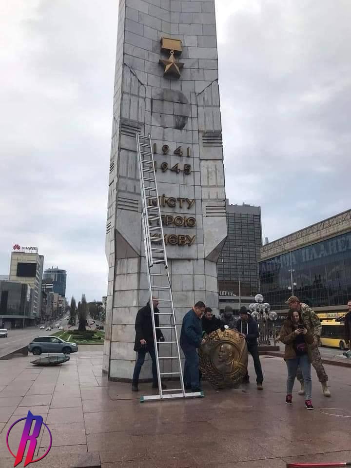 В Киеве со стелы на проспекте Победы демонтировали орден Ленина