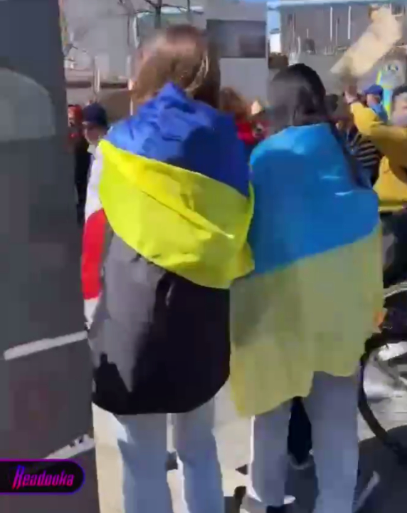 В Германии на митинге за Украину неадекватная активистка набросилась на зрителя