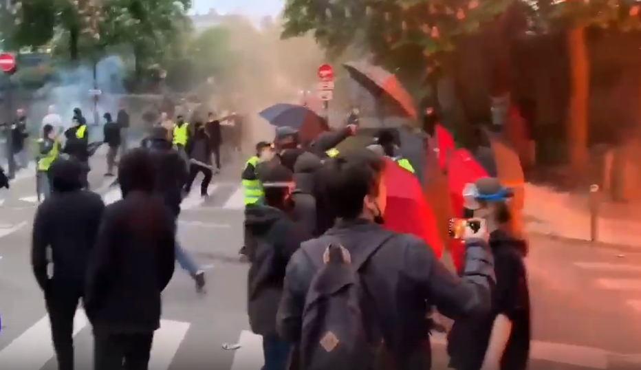 Во Франции митингующие нападают на полицейских