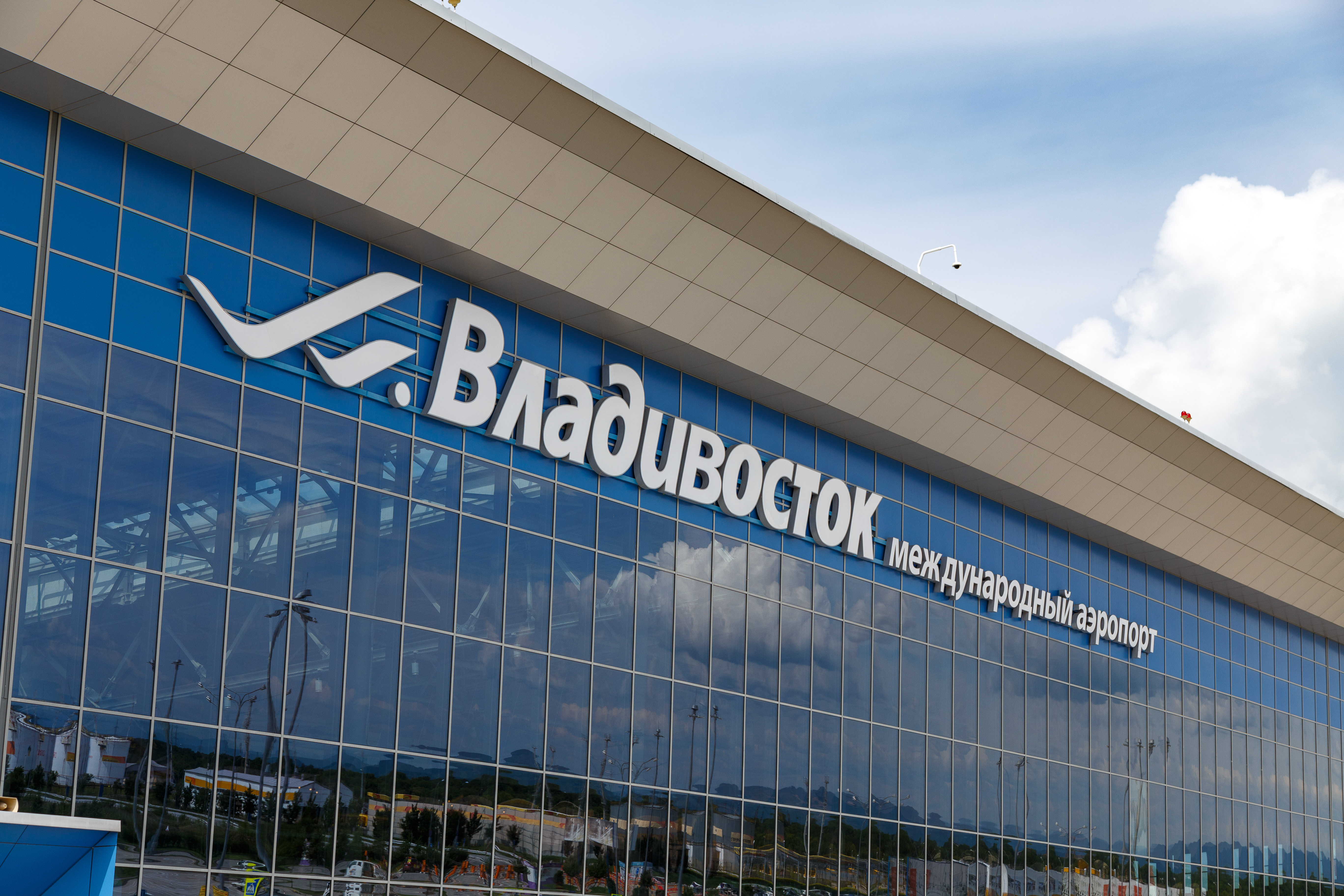 В международном аэропорту Владивостока обвалился потолок
