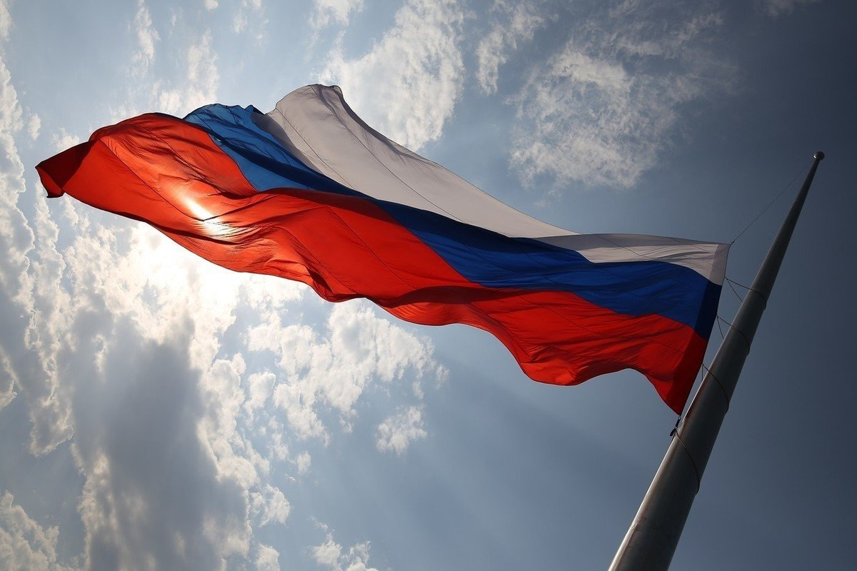 В российских школах учебную неделю начали с исполнения гимна