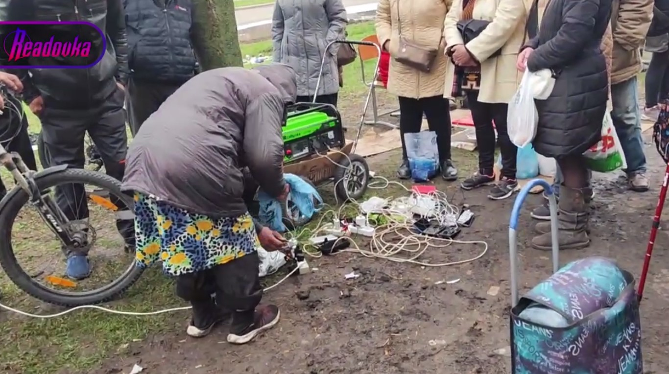 В Мариуполе местный житель торгует электроэнергией для подзарядки телефонов