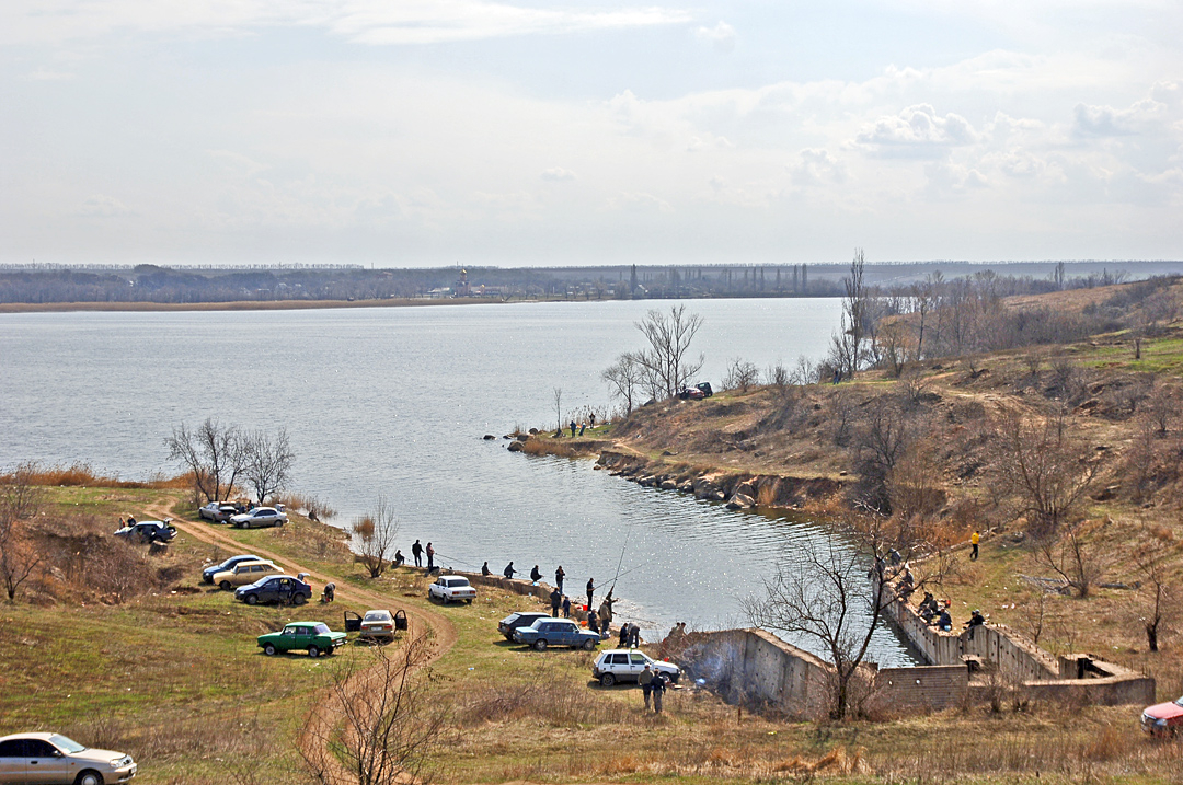 Нацбаты заминировали дамбу Карловского водохранилища