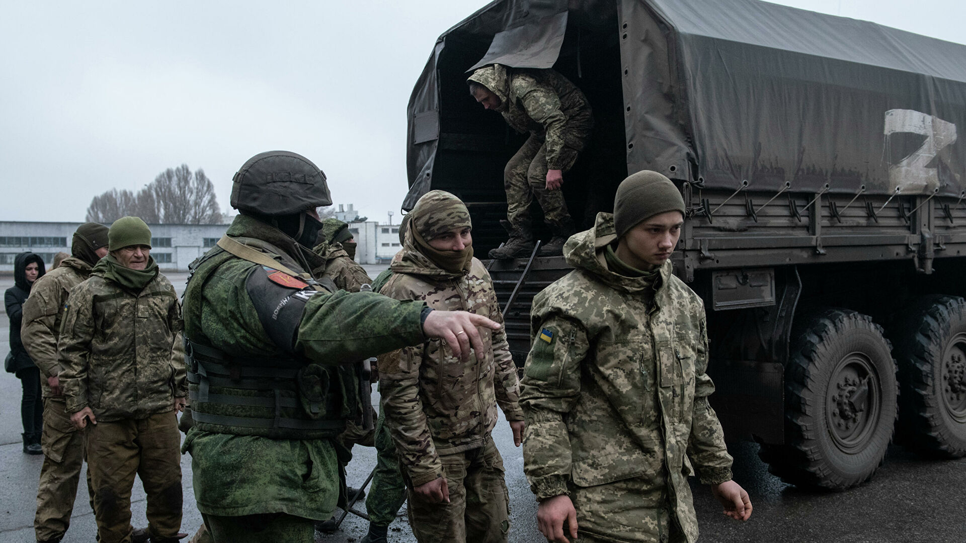 СКР возбудил дела против двух чиновников за дискредитацию ВС РФ