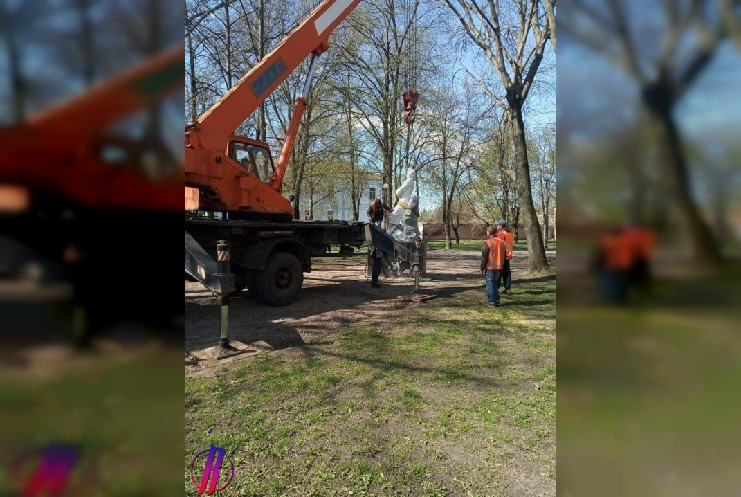 В Конотопе демонтировали памятник Пушкину