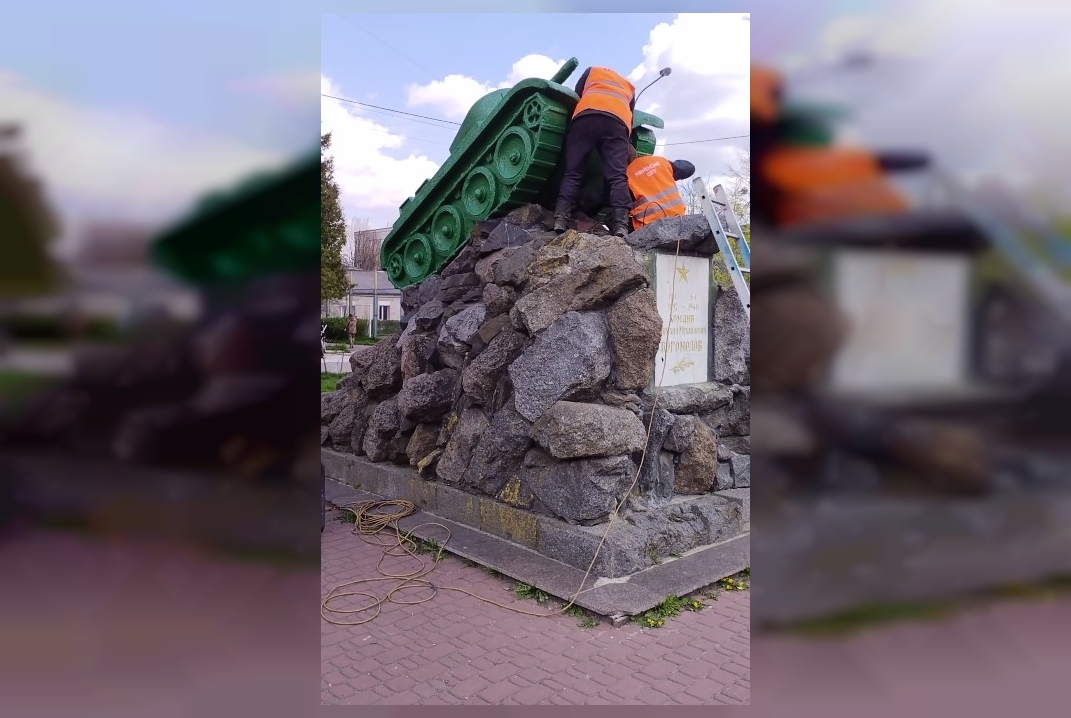 В украинском Ровно снесли танк на мемориале герою Красной армии