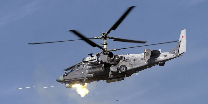 Минобороны РФ показало кадры работы экипажей вертолетов Ка-52 и Ми-8АМТШ