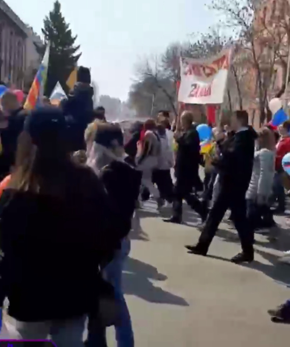 В российских городах прошли первомайские демонстрации и автопробеги