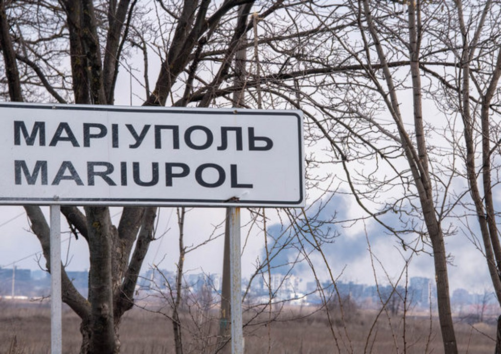 «Невидимые» герои: девушка-волонтер раздает гостинцы детям Мариуполя