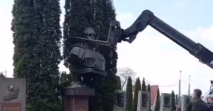 В городе Ровно демонтировали памятник советскому разведчику Николаю Кузнецову