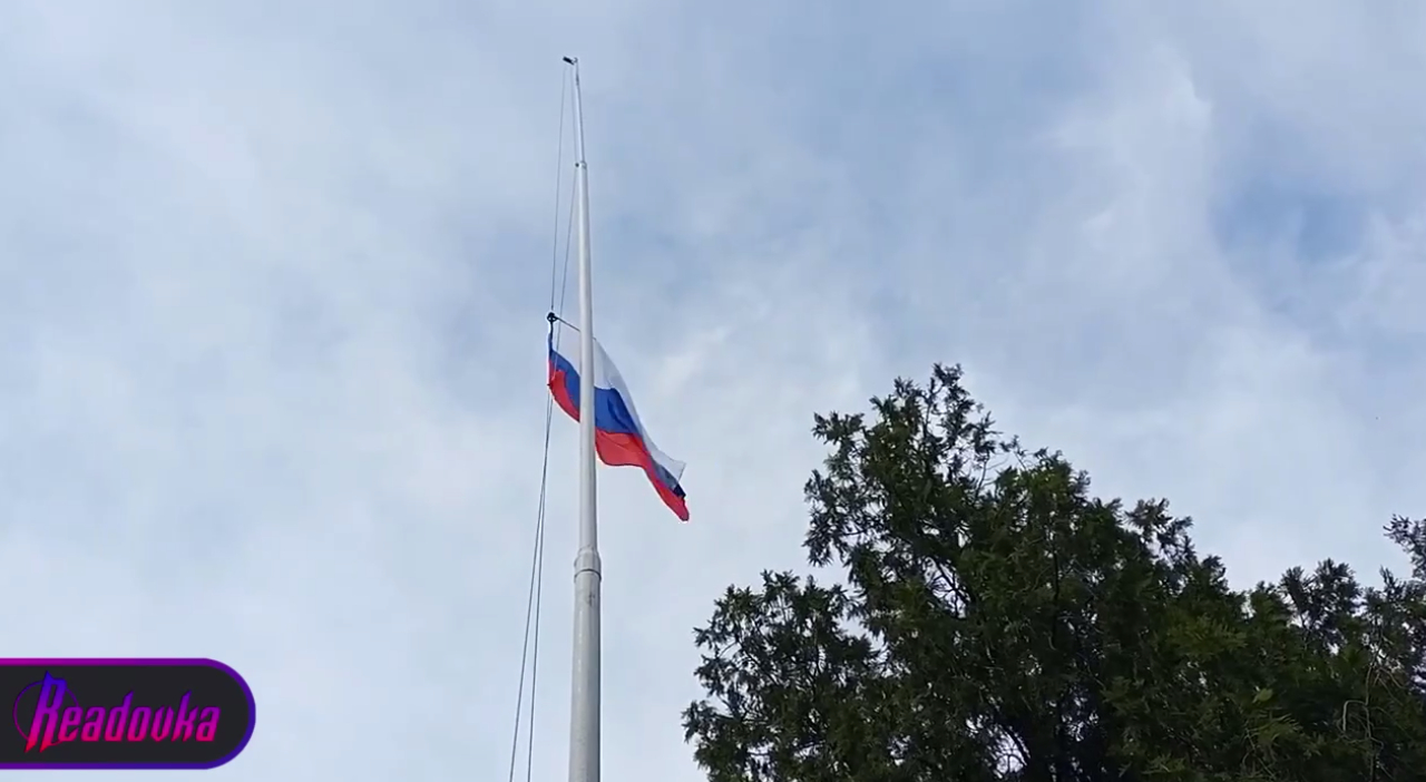 В Большой Белозерке торжественно подняли российский флаг