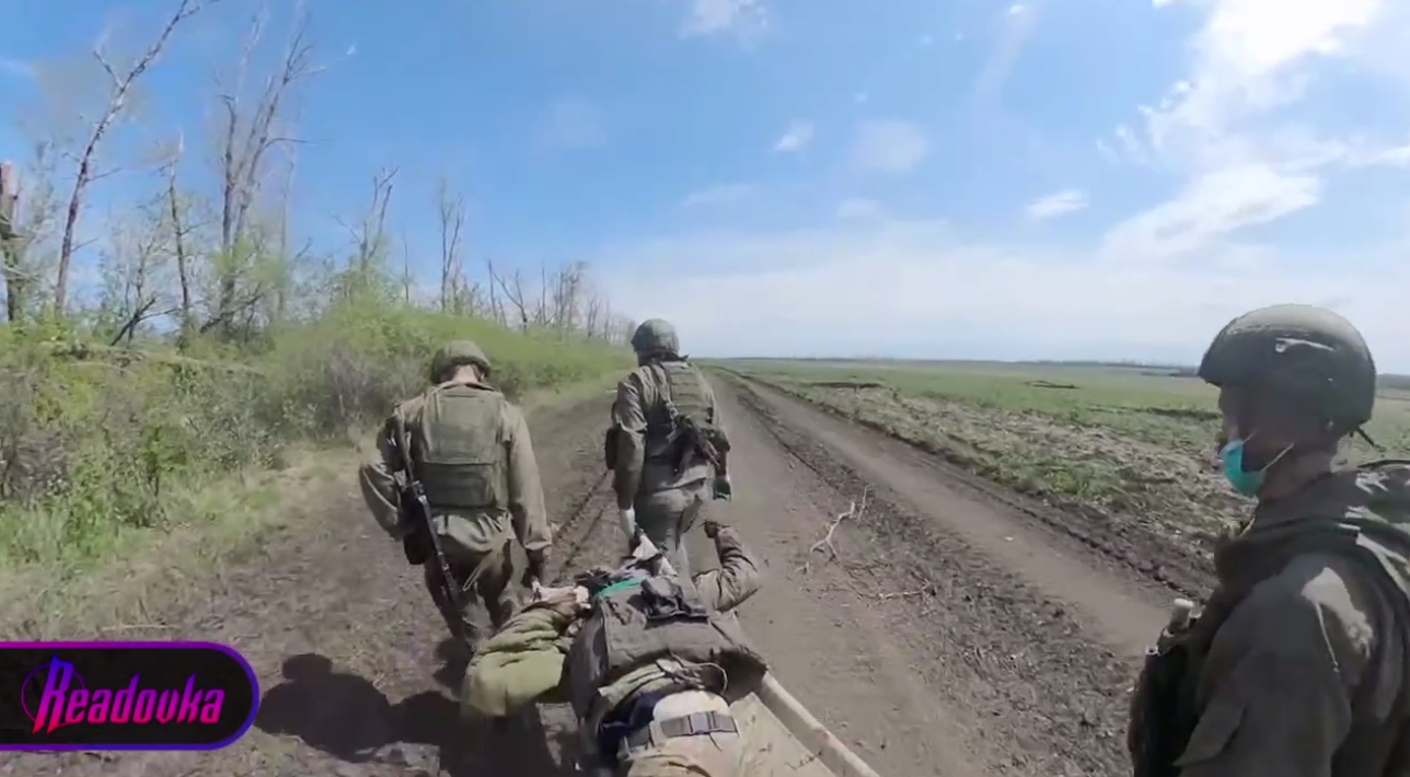 Российские военные под минометным обстрелом ВСУ вывезли с поля боя погибших украинских солдат