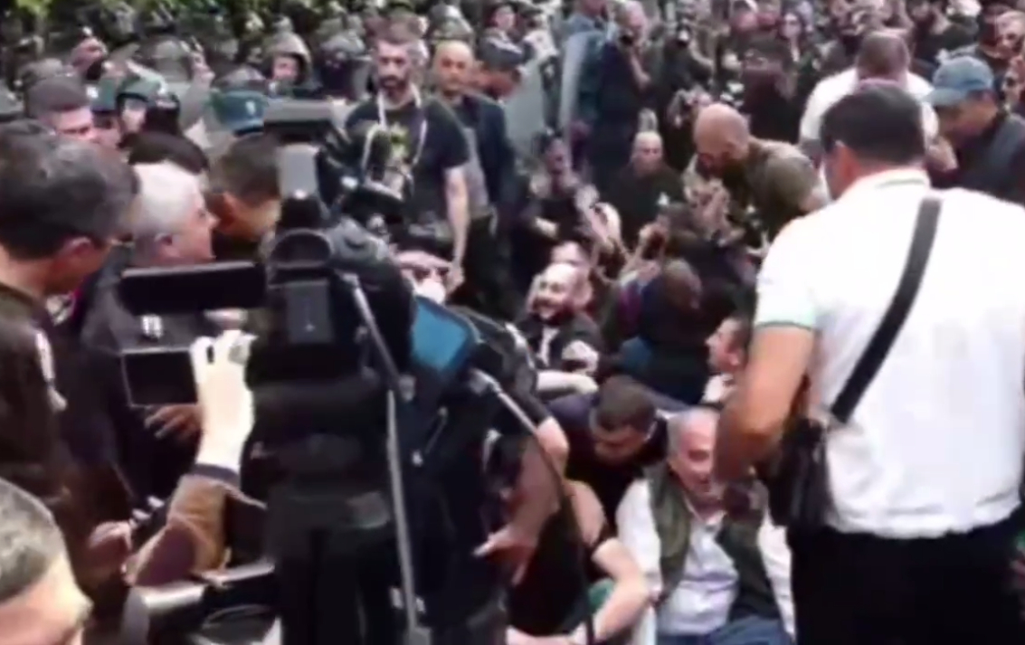 В Ереване начались столкновения с полицией