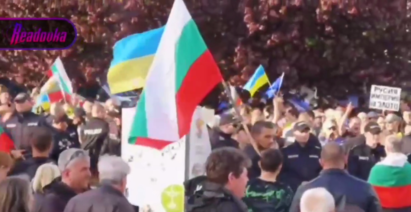 В Болгарии люди с флагами Украины пытались прорваться к памятнику Советской Армии