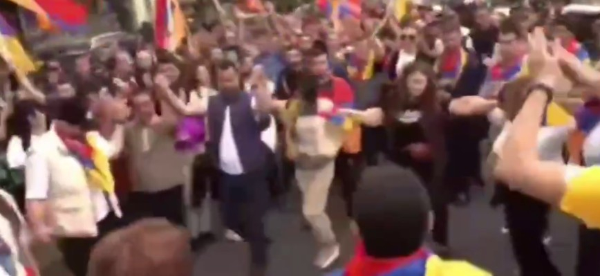 На митингах в Ереване скончался один человек
