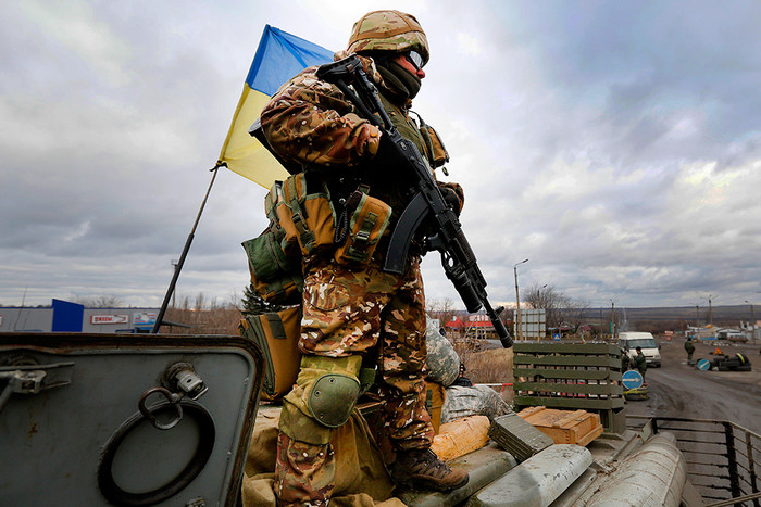 ВСУ заставляют воевать своих солдат в бракованных бронежилетах, вооружившись парой автоматов