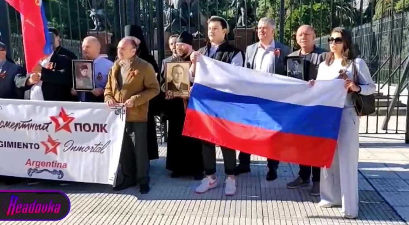 Участники шествия «Бессмертного полка» в Аргентине спели «Катюшу»