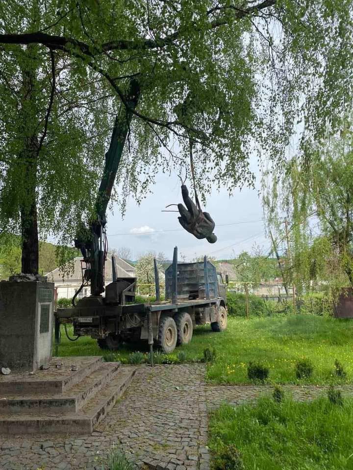 На Западной Украине, в селе Долгое снесли памятник герою-уроженцу Валентину Котику