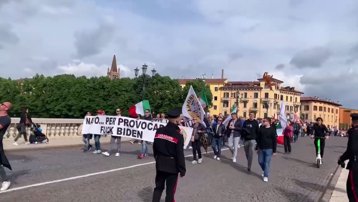 В итальянской Вероне прошло шествие против Североатлантического Альянса
