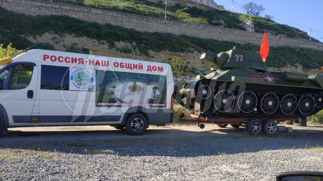 В Крыму умельцы воссоздали из жести и пенопласта танк Т-34 ко Дню Победы