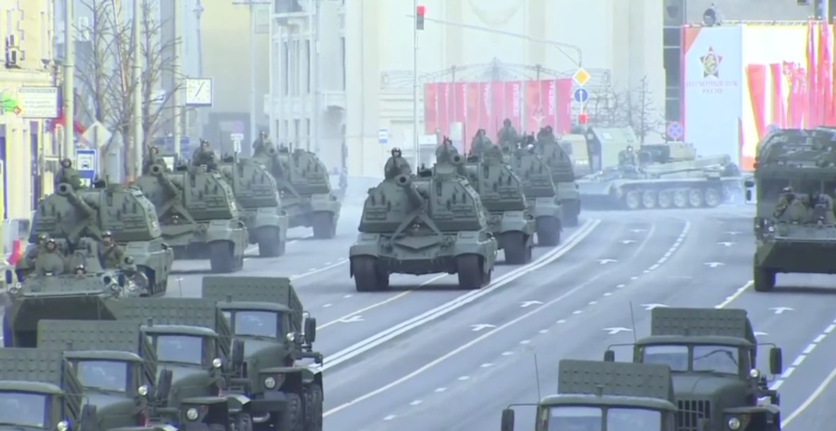В Москве военная техника следует по направлению к Красной площади