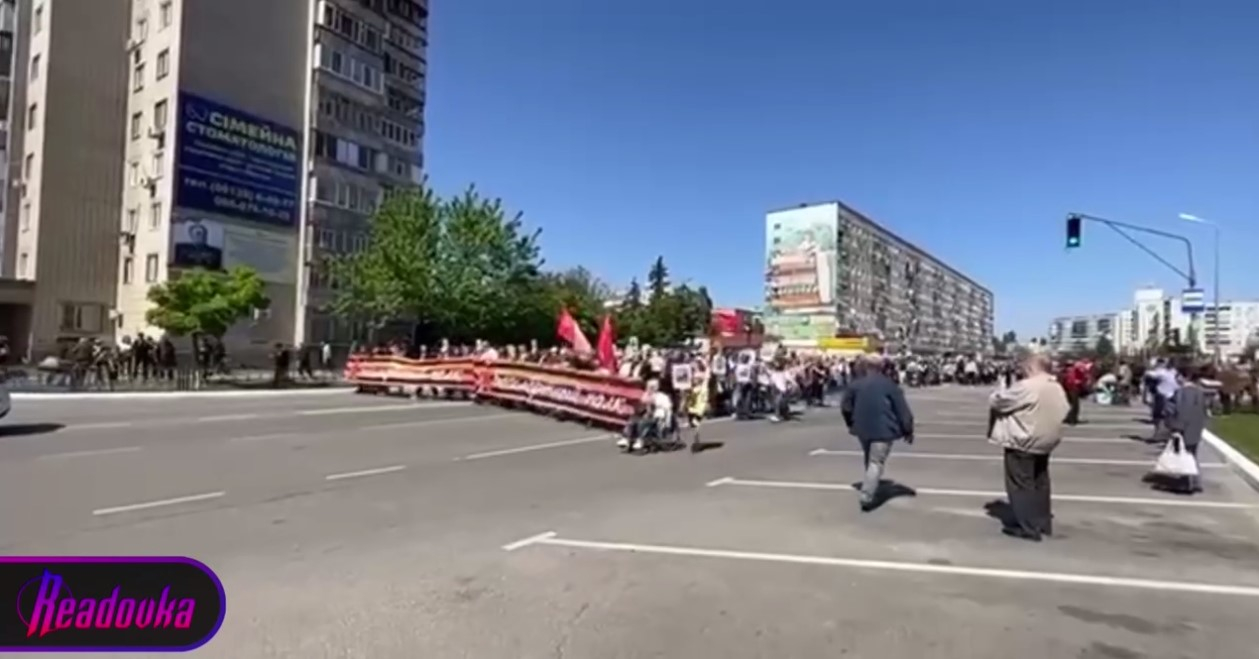 Жители Энергодара в День Победы вышли на многотысячную акцию «Бессмертный полк»
