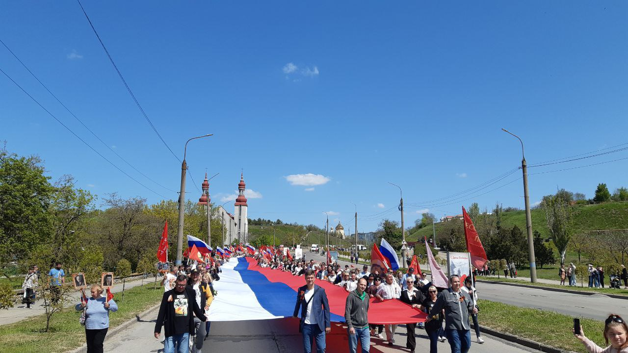 77-метровый флаг России развернули участники Бессмертного полка в Бердянске