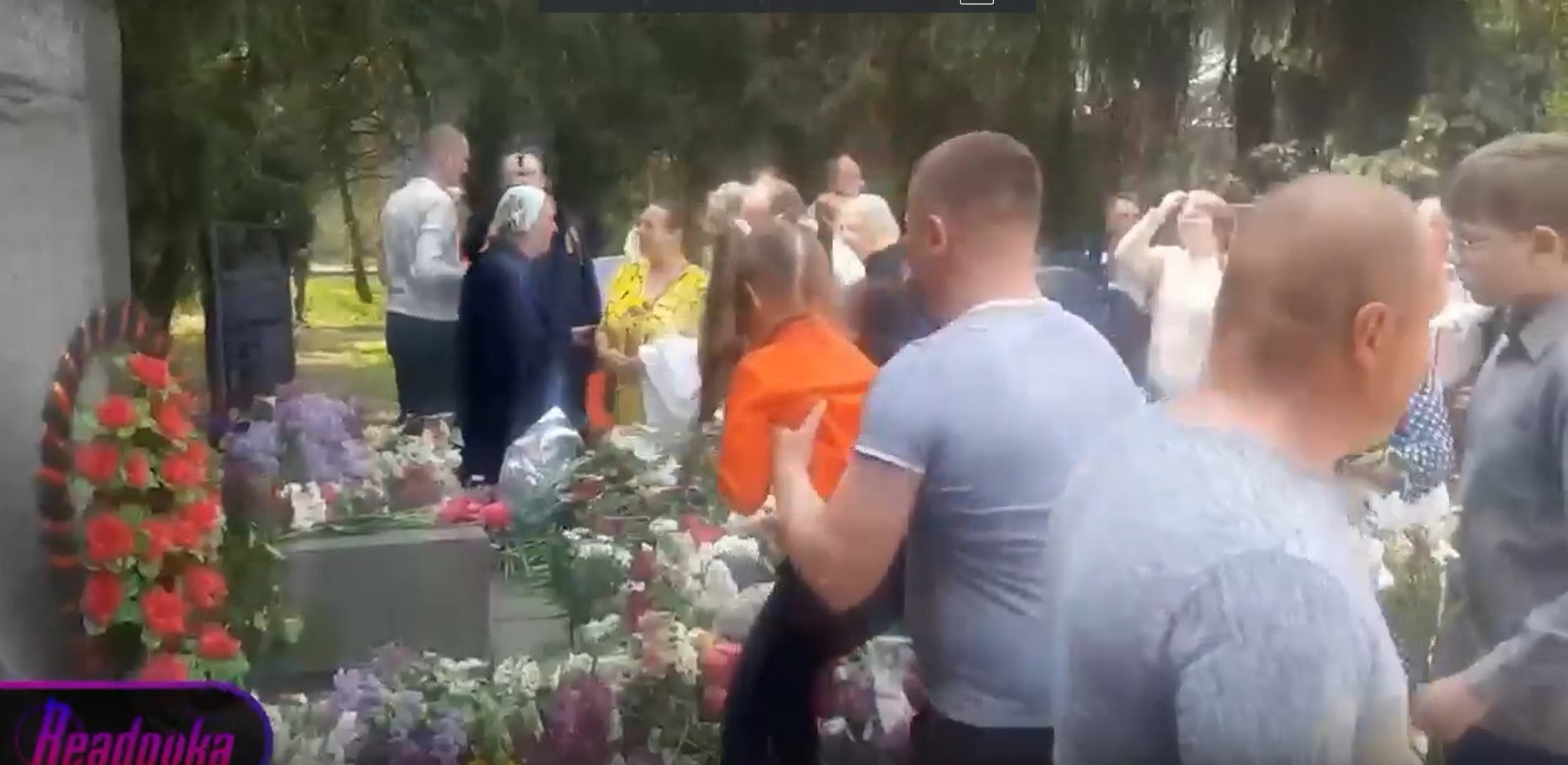 В Скадовске после шествия «Бессмертного полка» семьи с детьми выстраиваются в очереди к Вечному огню 