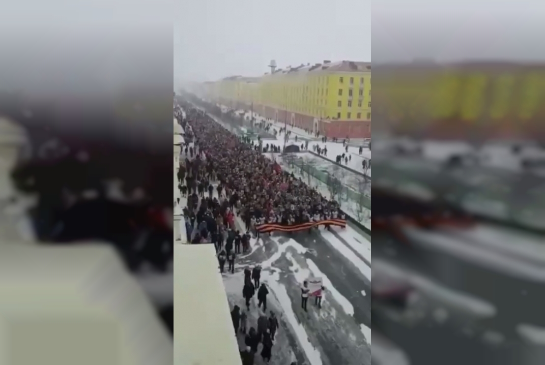 Жители Норильска вышли на празднование Дня Победы в сильную метель