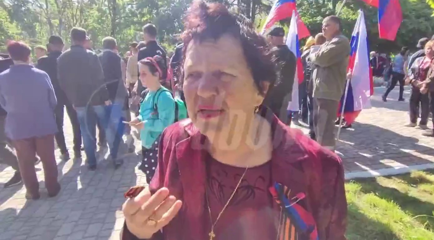 Жители Мариуполя не могут сдержать эмоций на параде Победы