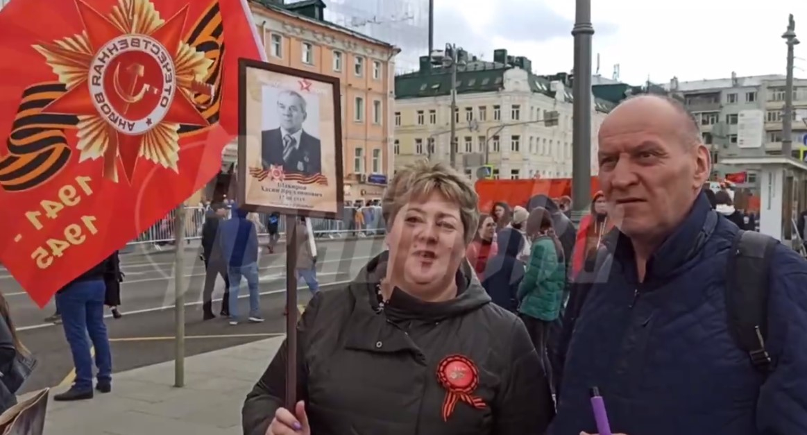 Участники «Бессмертного полка» в Москве рассказали, почему каждый год приходят на мероприятие
