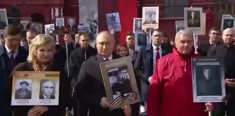Владимир Путин принимает участие в шествии «Бессмертного полка»