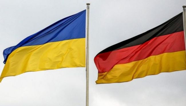 Украинский флаг в День Победы наравне с российским оказался нежелательным в Германии