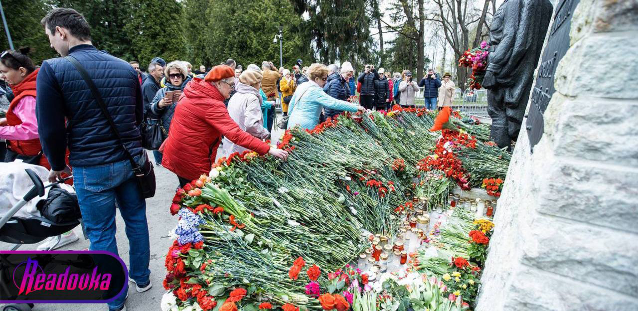 В Эстонии жители массово несут цветы к мемориалу Воину-освободителю