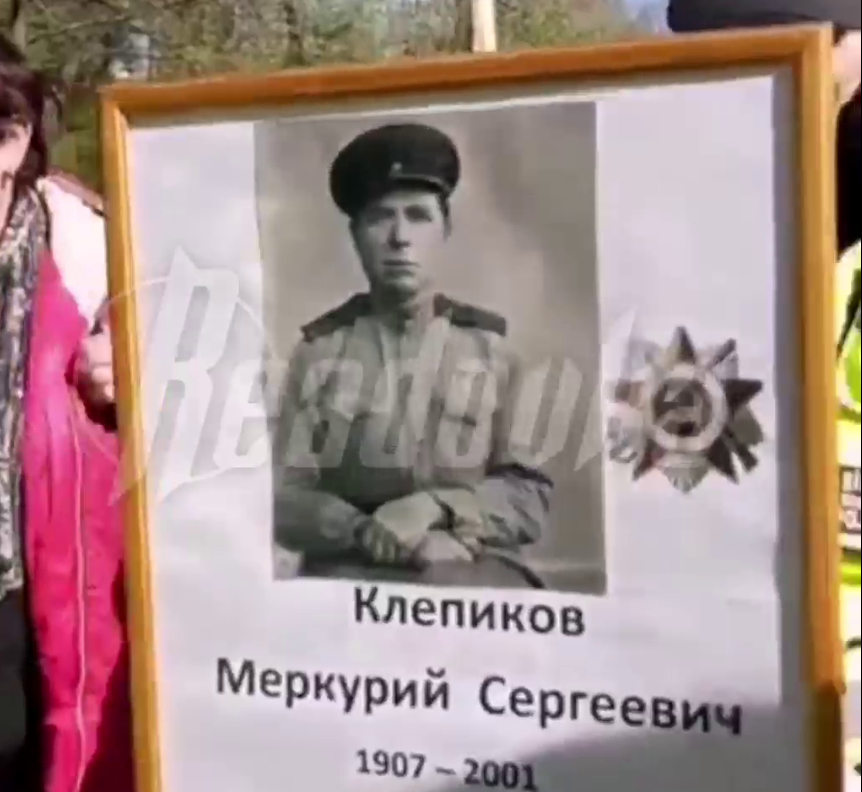 В Латвии 9 мая задержали женщину, несшую цветы к памятнику с портретом воевавшего деда