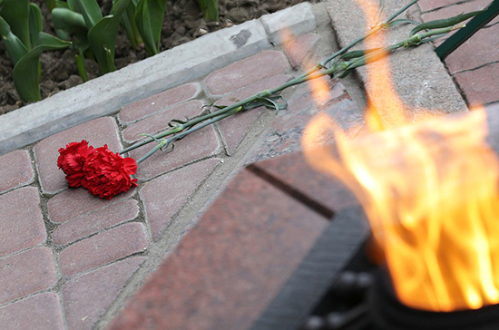 В Польше желание российского дипломата возложить цветы 9 мая посчитали провокацией